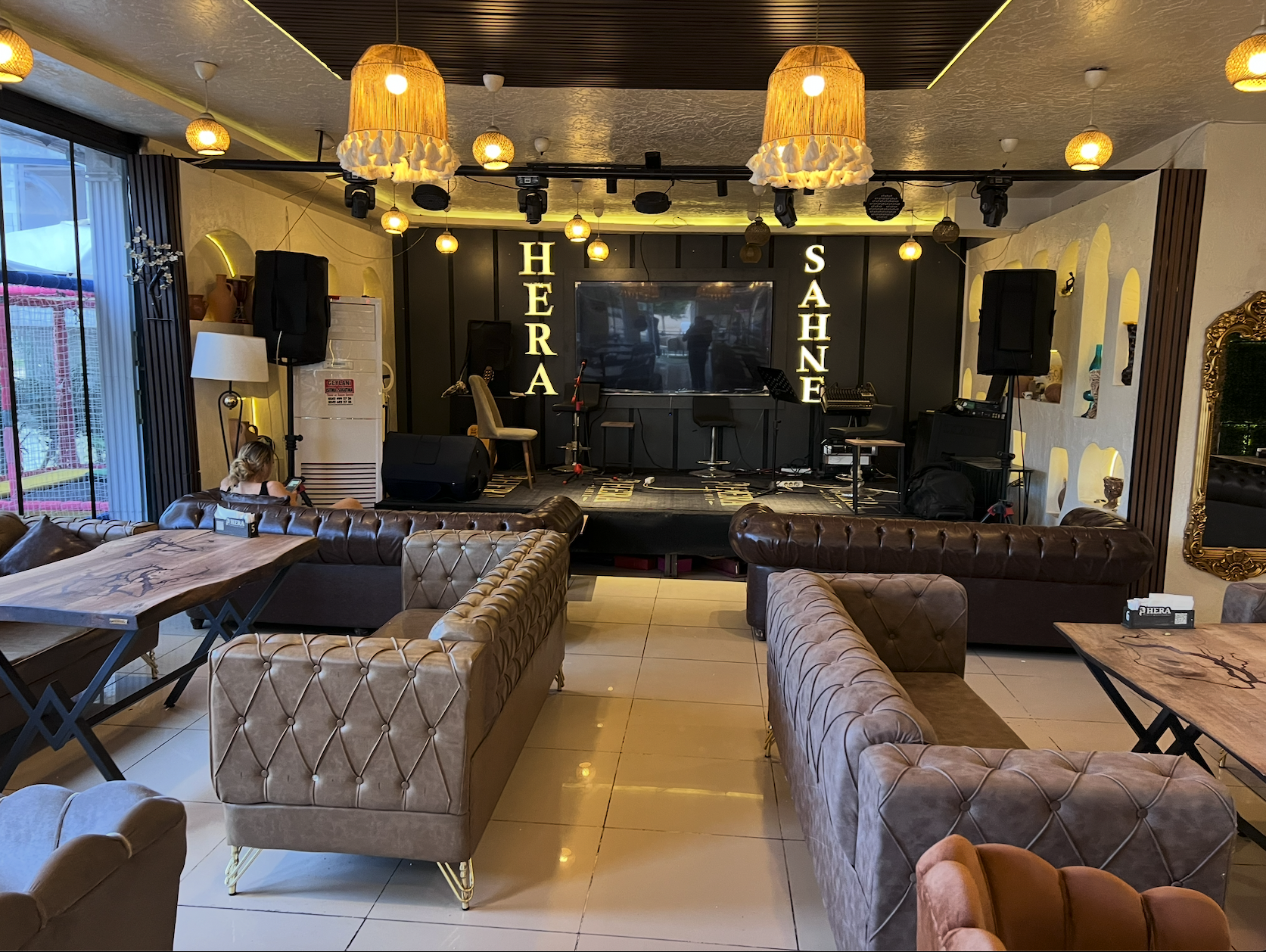 Hera kimdir? — Nizip'in live cafe & restaurant mekanı